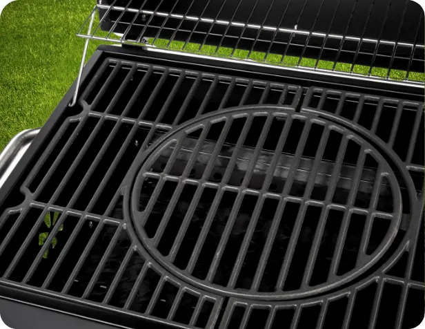 Žeravé uhlíky rozpália gril FZG 1108, pričom liatinový rošt zatiahne mäso. Výsledok? Šťavnatý steak s chrumkavou kôrkou.