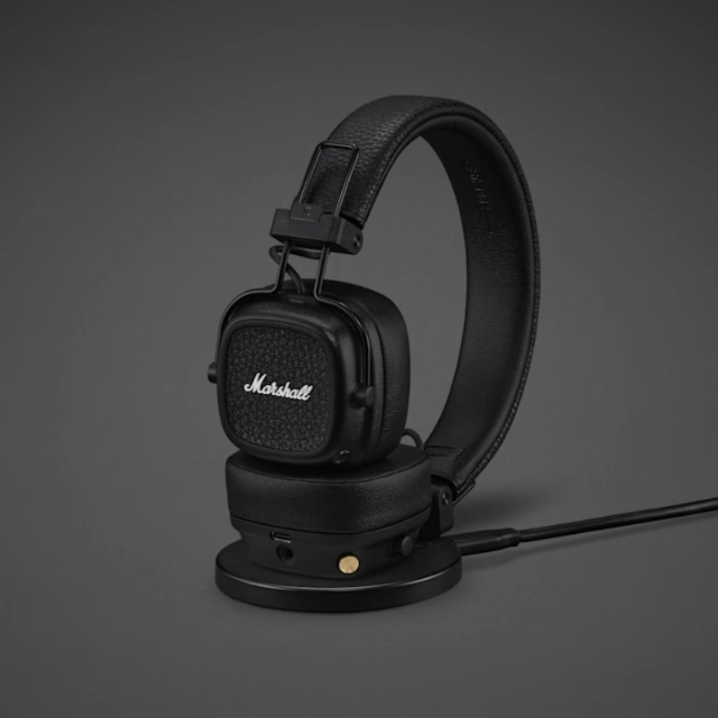 Slúchadlá Marshall Major V disponujú bezdrôtovým nabíjaním.