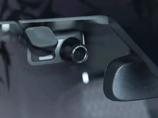 Držiak Click&Go autokameru Nextbase 522GW napja pomocou indukcie.